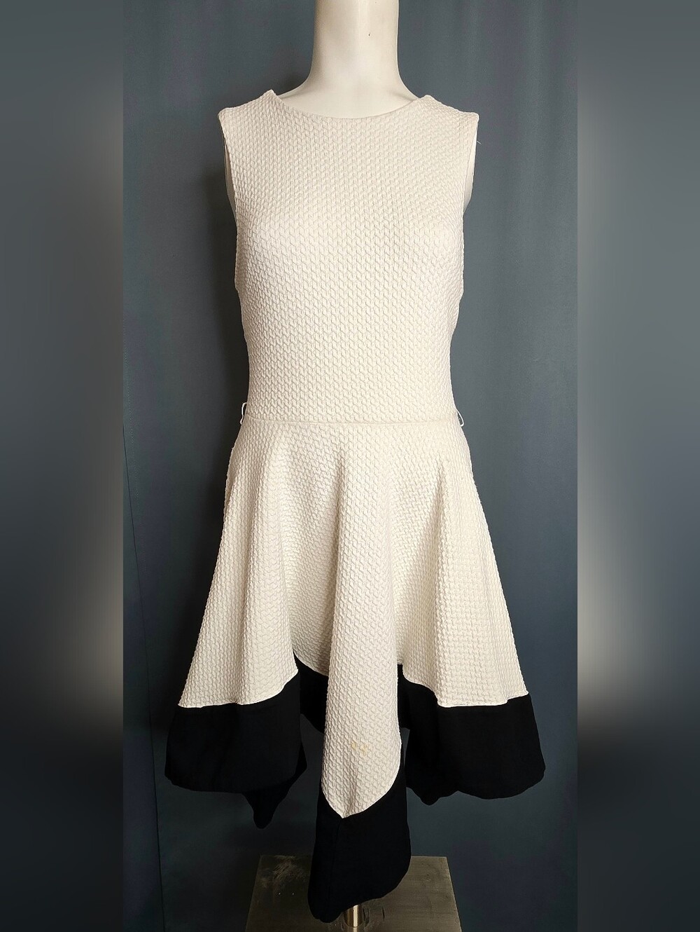 bebe‎ White & Black Textured Fit & Flare Dress Asymmetrical Hem NWOT M